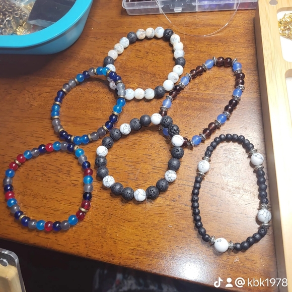 Hi there. I make handmade jewelry by me. I have many different kinds of stuff. - Picture 6 of 6